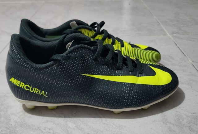 Zapatilla fútbol deportiva. Nike.  talla 38