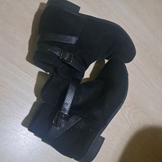 Botines negros ante