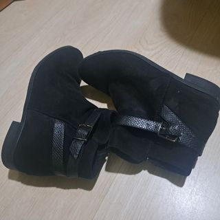 Botines negros ante