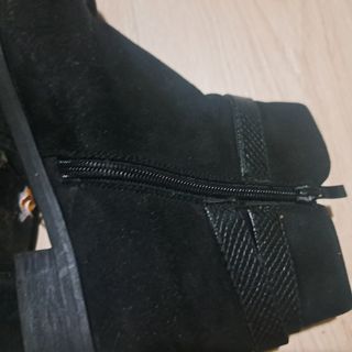 Botines negros ante