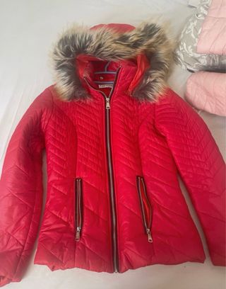 Chaqueta roja acolchada con capucha