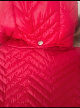 Chaqueta roja acolchada con capucha