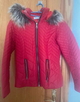 Chaqueta roja acolchada con capucha