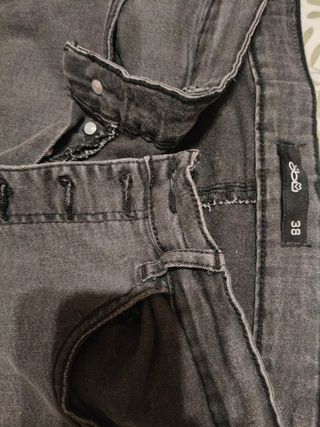 Pantalones vaqueros gris oscuro 