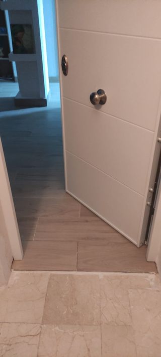 Puerta Acorazada Lucerna Blanca 89x206