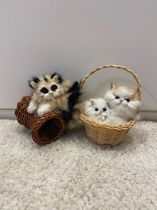 Cestas mimbre con gatos decorativos