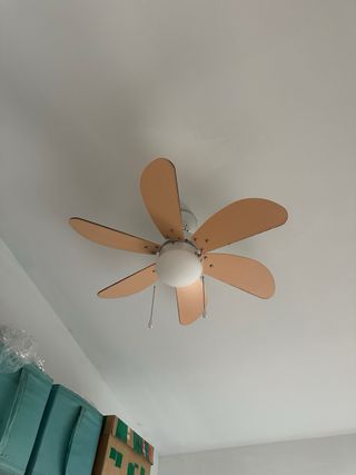 Ventilador techo rosa y blanco
