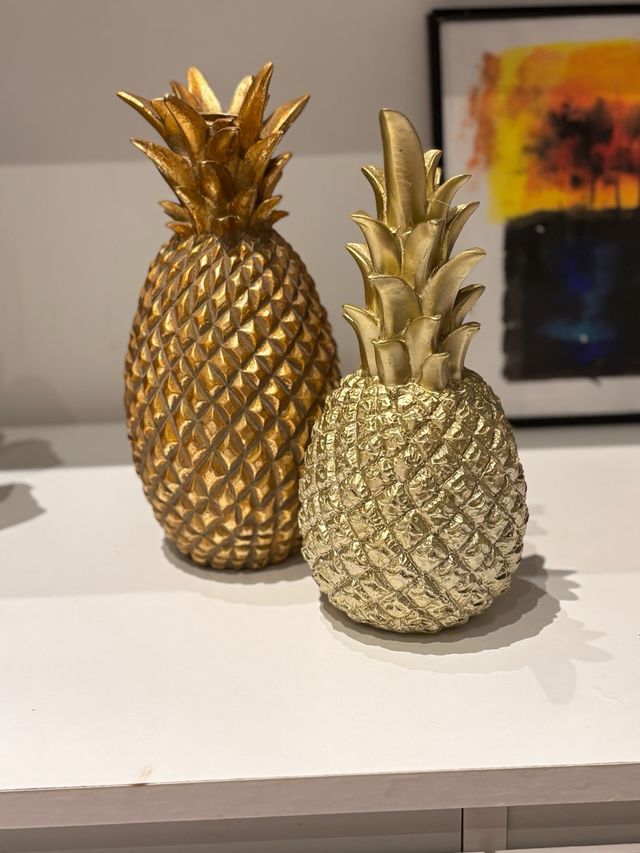 2 Piñas Doradas Decorativas - una es un candelabro