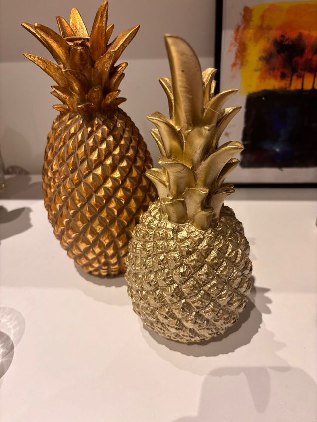 2 Piñas Doradas Decorativas - una es un candelabro