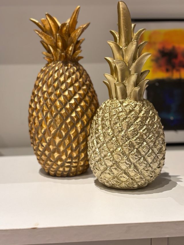 2 Piñas Doradas Decorativas - una es un candelabro
