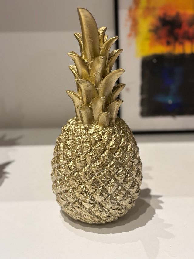 2 Piñas Doradas Decorativas - una es un candelabro