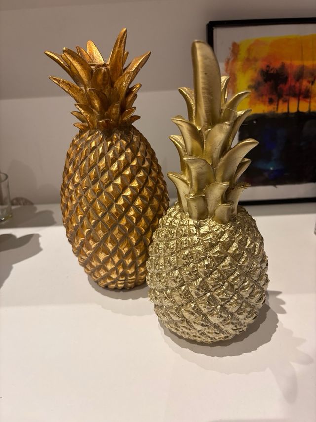 2 Piñas Doradas Decorativas - una es un candelabro