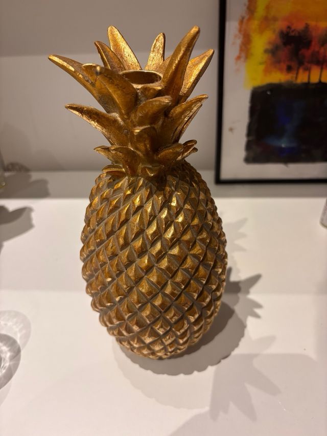2 Piñas Doradas Decorativas - una es un candelabro