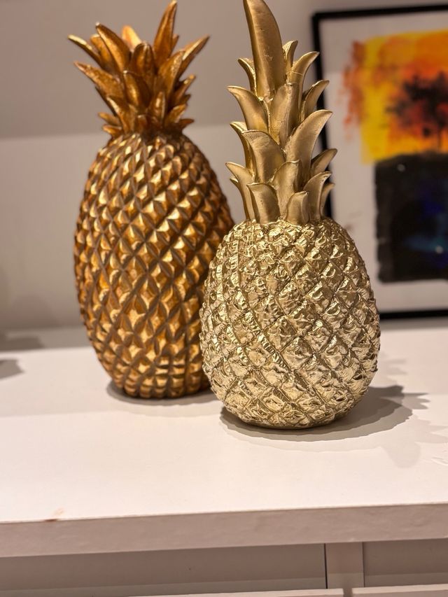 2 Piñas Doradas Decorativas - una es un candelabro