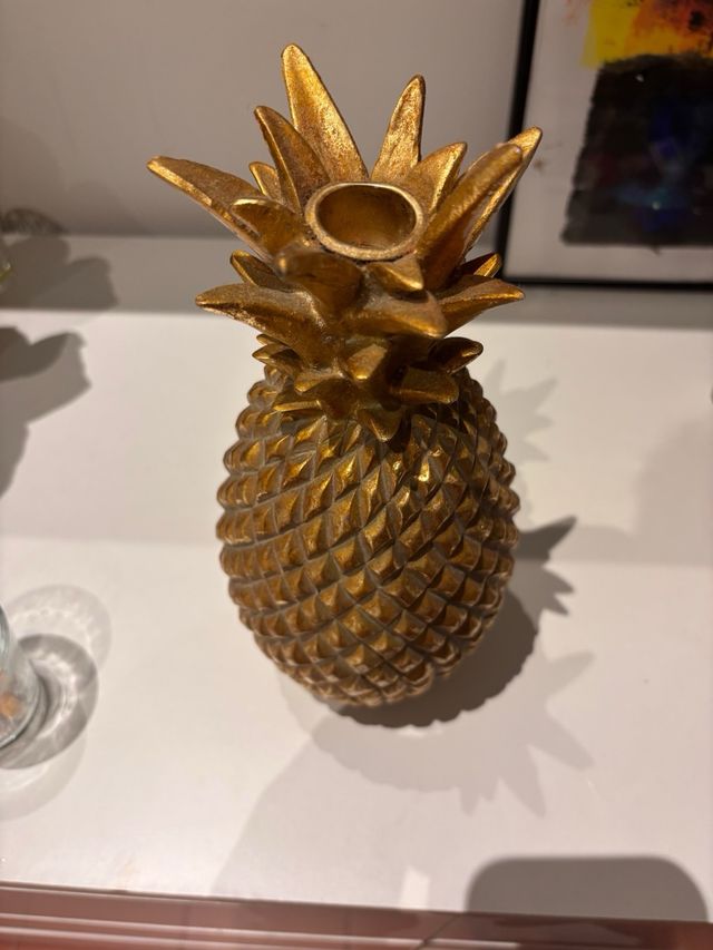 2 Piñas Doradas Decorativas - una es un candelabro