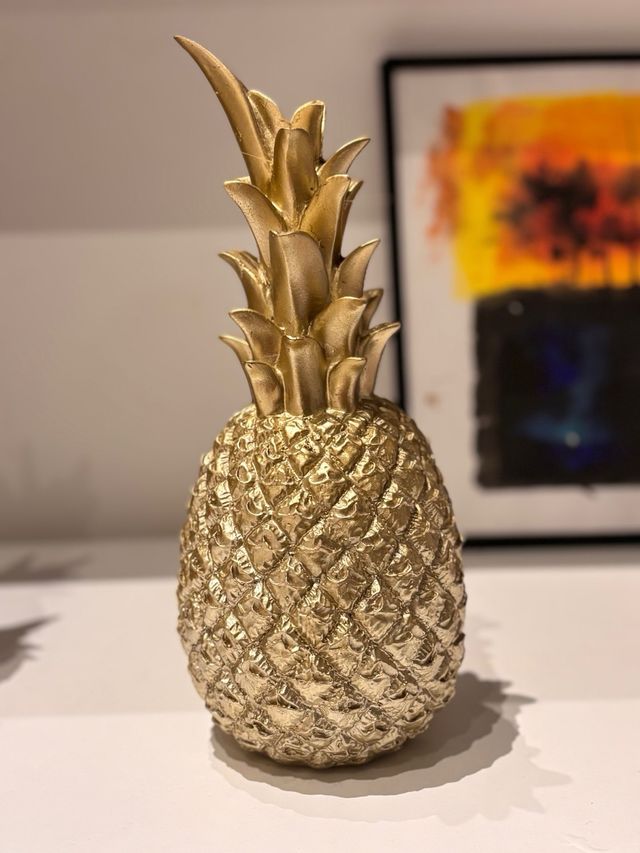 2 Piñas Doradas Decorativas - una es un candelabro