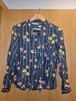 Camisa azul estampada flores