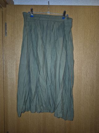 Falda verde militar plisada