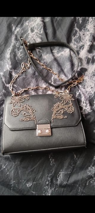 Bolso negro con pedreria