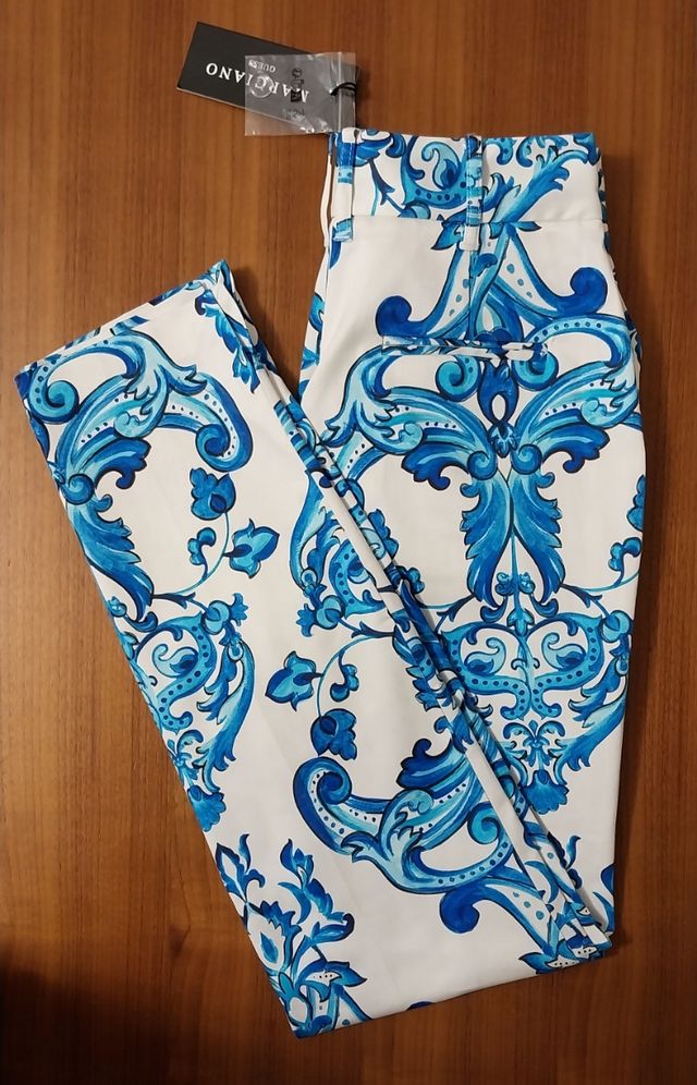 Calças Marciano azuis e brancas