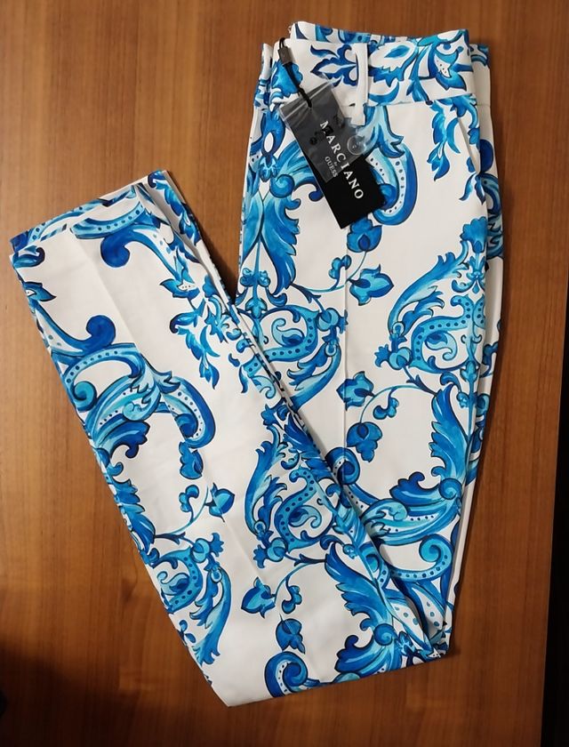 Calças Marciano azuis e brancas