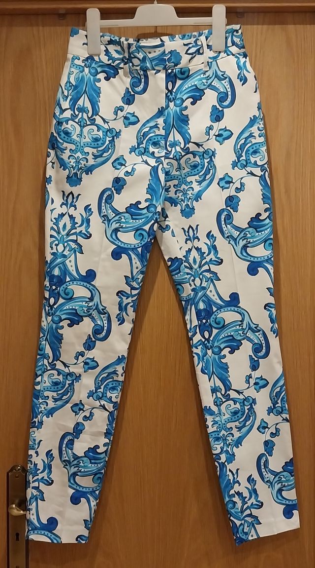 Calças Marciano azuis e brancas