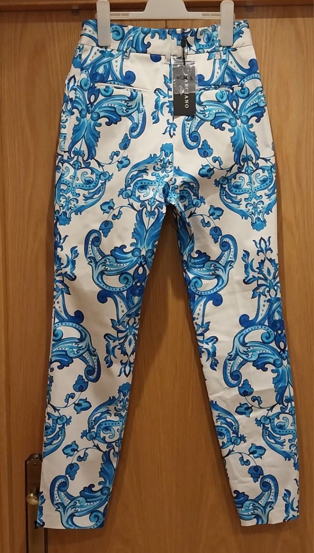 Calças Marciano azuis e brancas