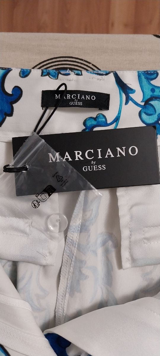 Calças Marciano azuis e brancas