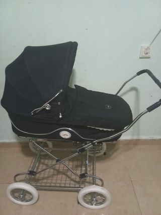 Coche bebé clásico negro en bien estado 