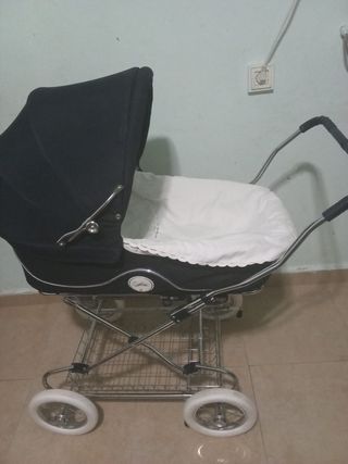 Coche bebé clásico negro en bien estado 