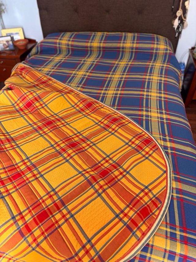 Colcha reversible azul-amarilla