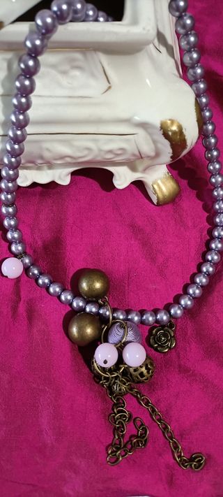 Collares de perlas de varios  colores 