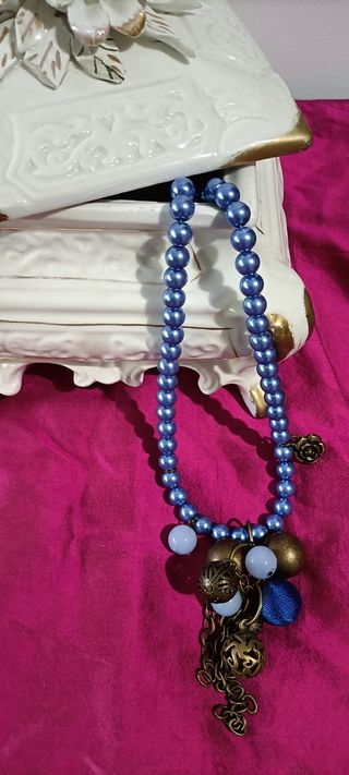 Collares de perlas de varios  colores 