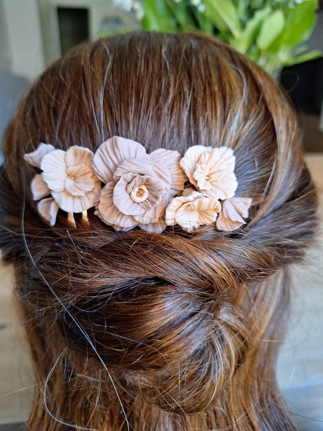 Tocado flores nude artesanal