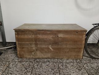 Baúl antiguo de madera, tiene unos cien años!!