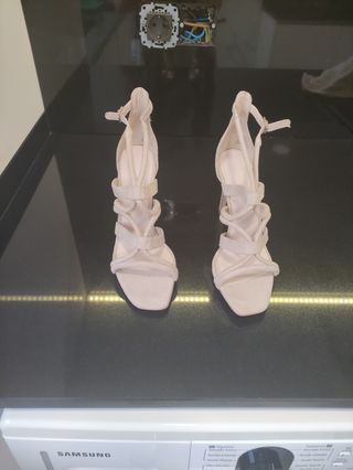 Sandalias beige tacón