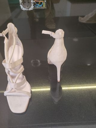 Sandalias beige tacón