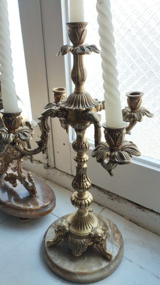 Excelente reloj con candelabros :)
