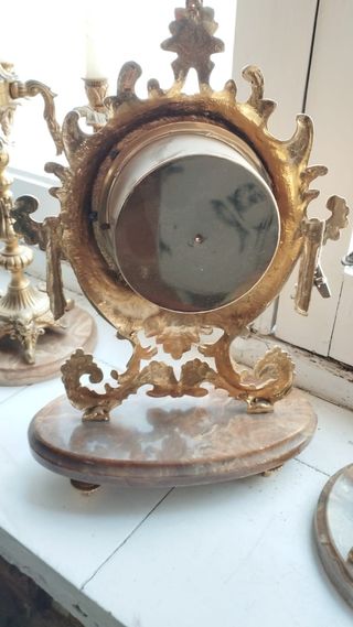 Excelente reloj con candelabros :)