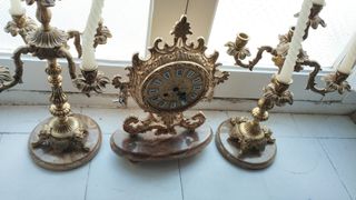 Excelente reloj con candelabros :)