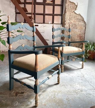 Sillones antiguos de madera y tela