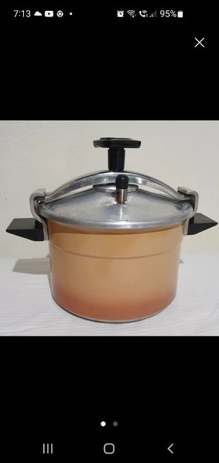 Olla a presión grande marrón