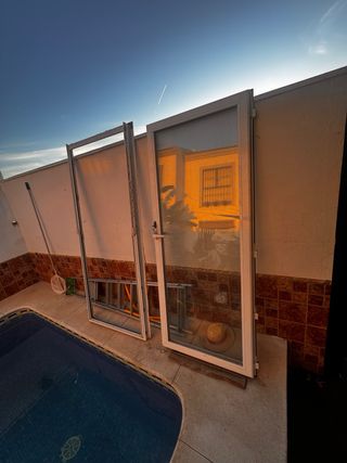 1 Puerta aluminio c/ cristal blindado y cerradura 