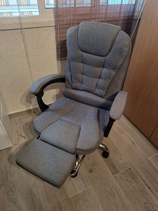 Silla oficina tela gris con reposapiés