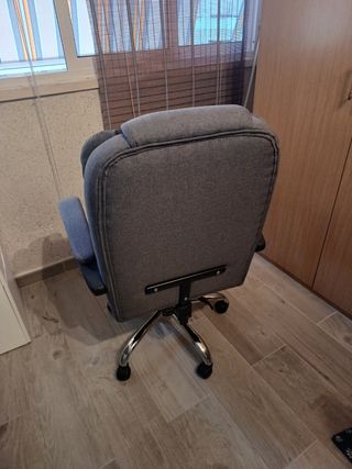 Silla oficina tela gris con reposapiés