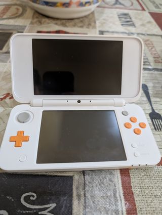 Nintendo 2DS XL blanca y naranja
