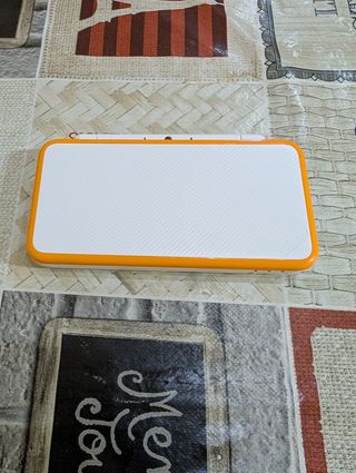 Nintendo 2DS XL blanca y naranja