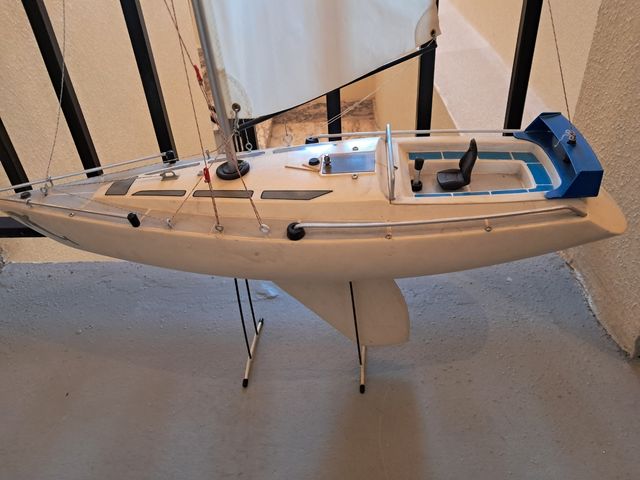 Velero RC navegable. No incluye componentes RC.