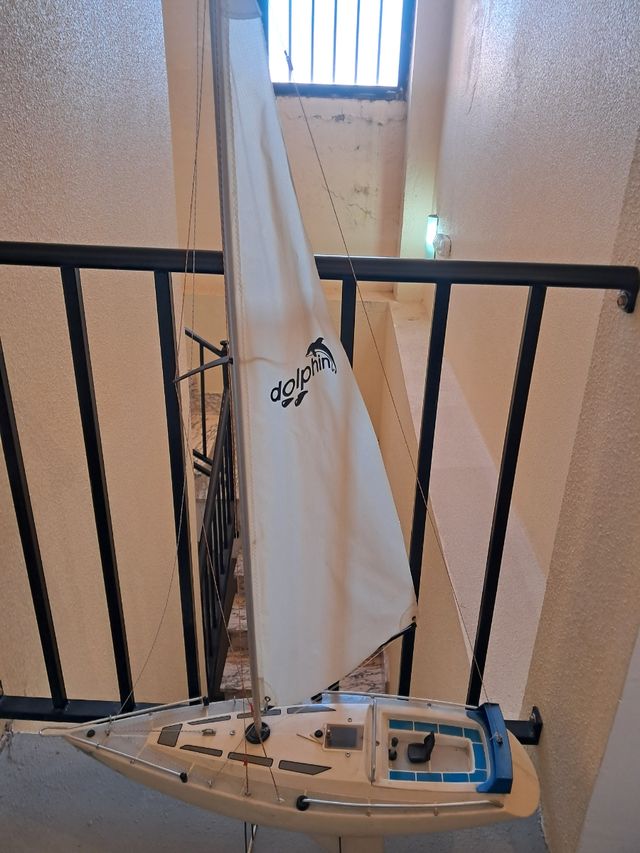 Velero RC navegable. No incluye componentes RC.