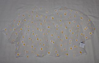 Blusa blanca de red con estampado de margaritas
